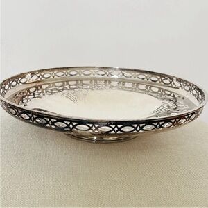Vintage Meriden Brittania Round Silver Plated Serving Plate